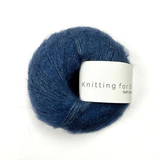 Kuvassa on Knitting for Olive Soft Silk Mohair -lanka (yarn) värissä Blue Tit.