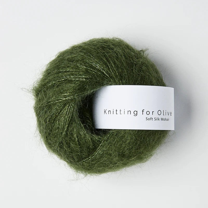 Kuvassa on Knitting for Olive Soft Silk Mohair -lanka (yarn) värissä Bottle Green.