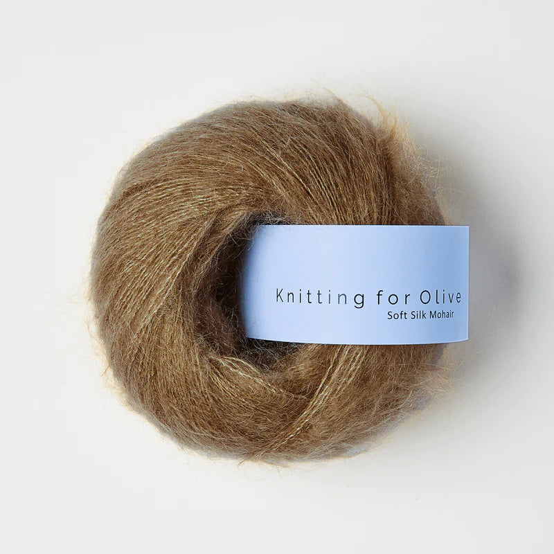 Kuvassa on Knitting for Olive Soft Silk Mohair -lanka (yarn) värissä Caramel.