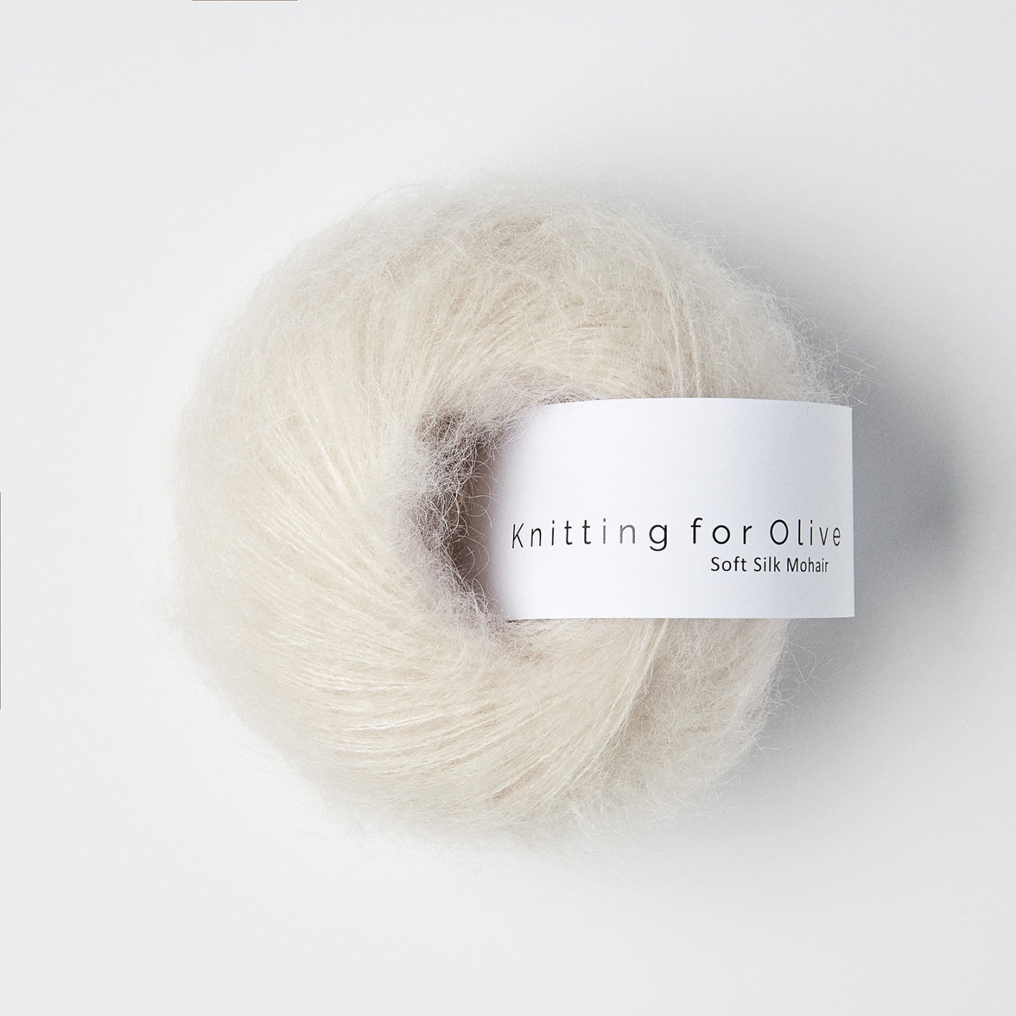 Kuvassa on Knitting for Olive Soft Silk Mohair -lanka (yarn) värissä Cloud.