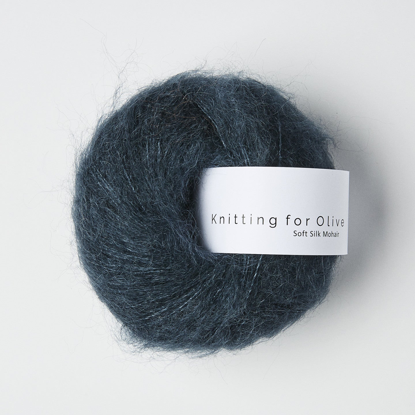 Kuvassa on Knitting for Olive Soft Silk Mohair -lanka (yarn) värissä Deep Petroleum Blue.
