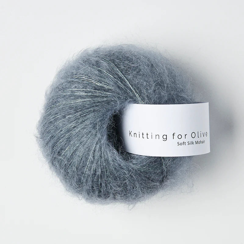 Kuvassa on Knitting for Olive Soft Silk Mohair -lanka (yarn) värissä Dusty Petroleum Blue.