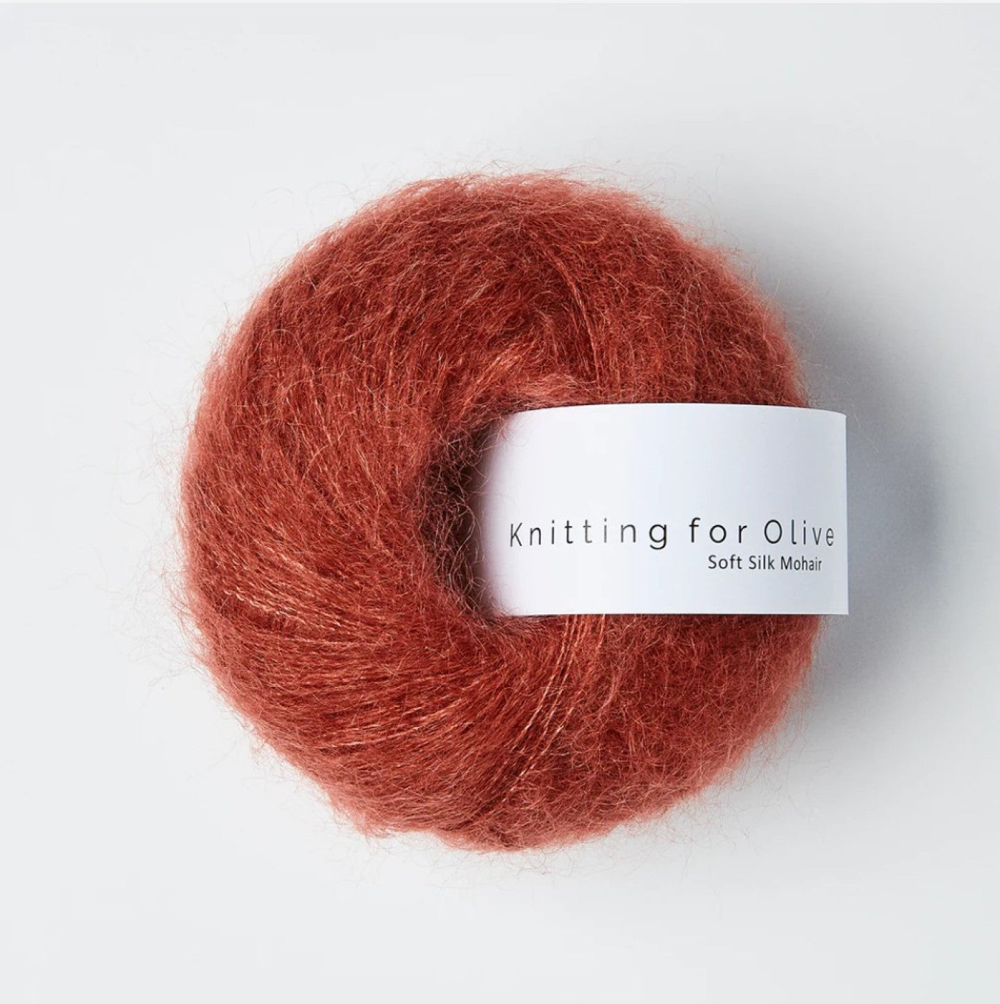 Kuvassa on Knitting for Olive Soft Silk Mohair -lanka (yarn) värissä Forest Berry.