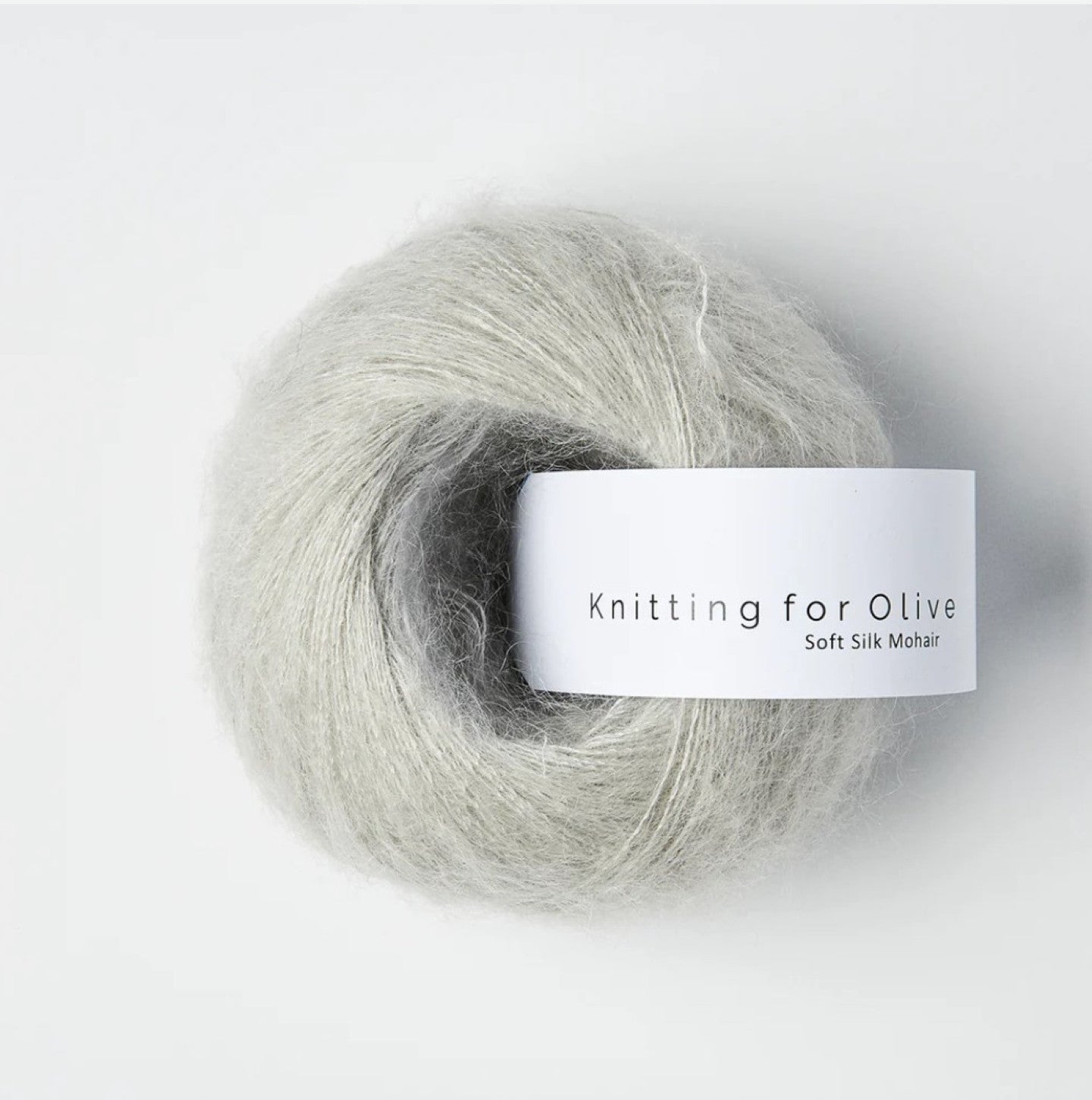 Kuvassa on Knitting for Olive Soft Silk Mohair -lanka (yarn) värissä Pearl Gray.