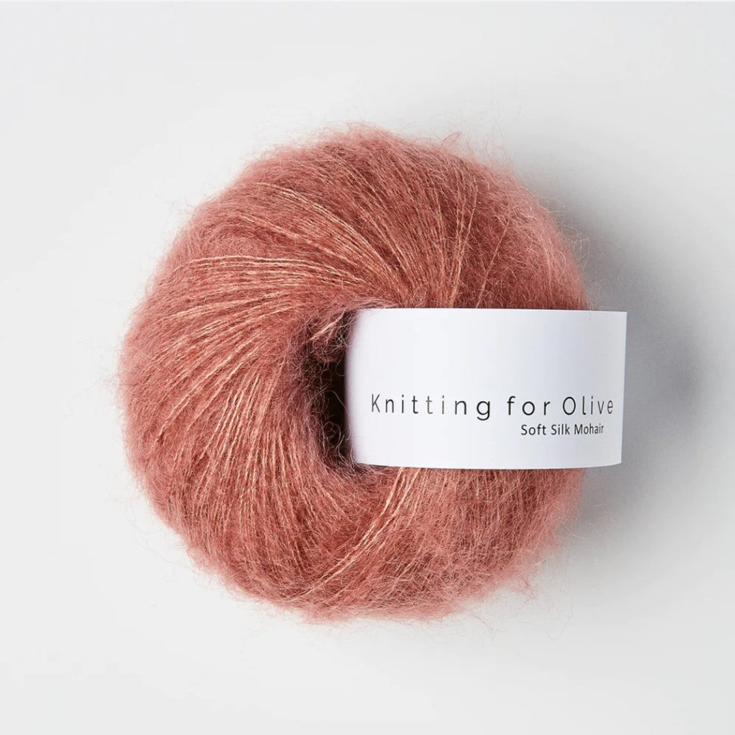 Kuvassa on Knitting for Olive Soft Silk Mohair -lanka (yarn) värissä Plum Rose.