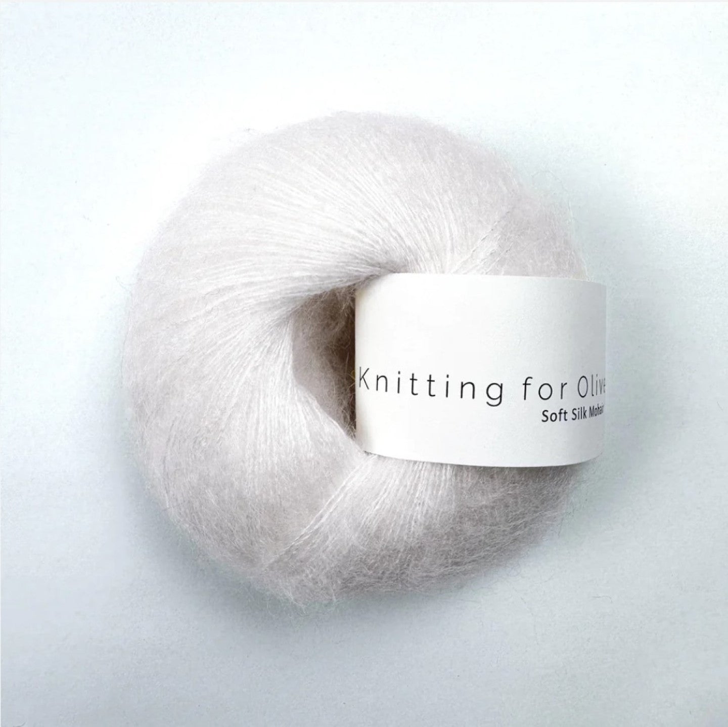 Kuvassa on Knitting for Olive Soft Silk Mohair -lanka (yarn) värissä Snowflake.