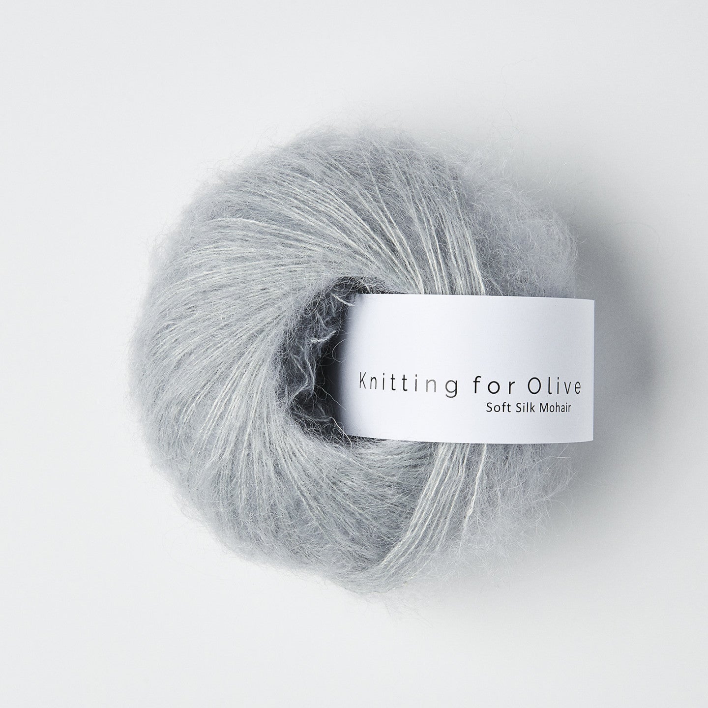 Kuvassa on Knitting for Olive Soft Silk Mohair -lanka (yarn) värissä Soft Blue.