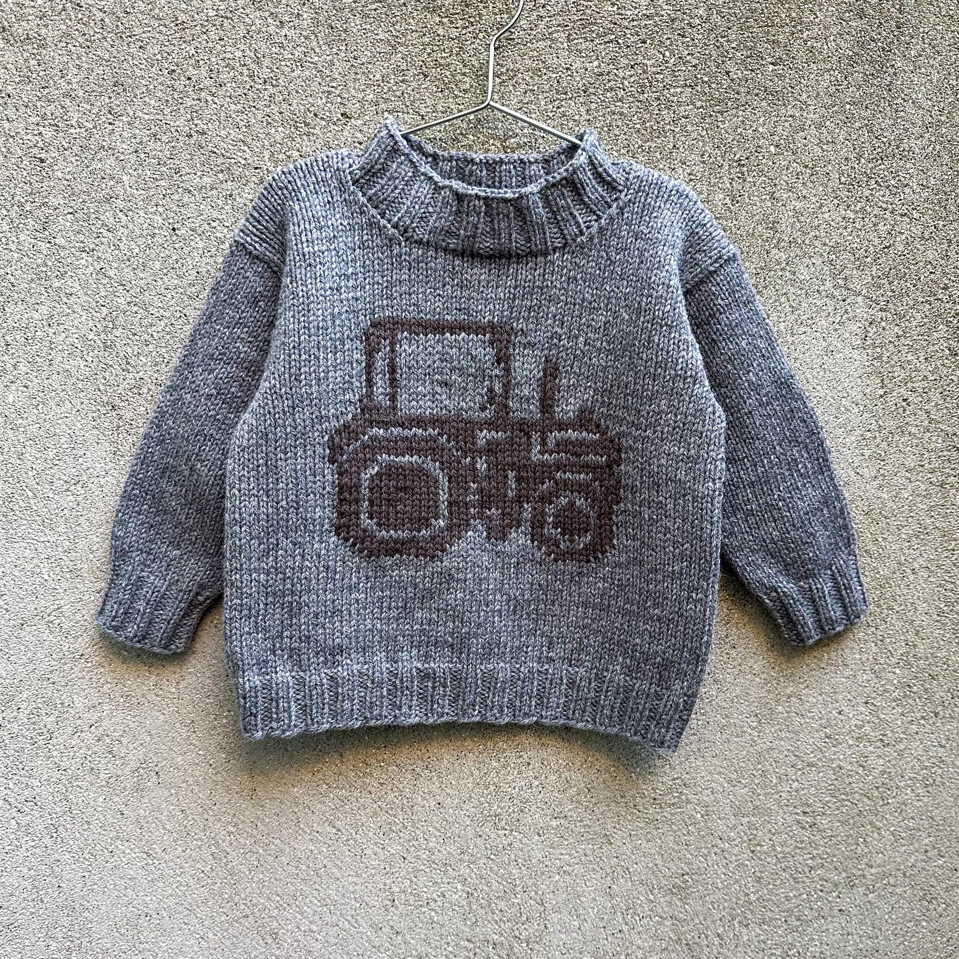 Kuvassa on Knitting for Olive (KFO) Tractor Sweater -neuleohje (pattern).