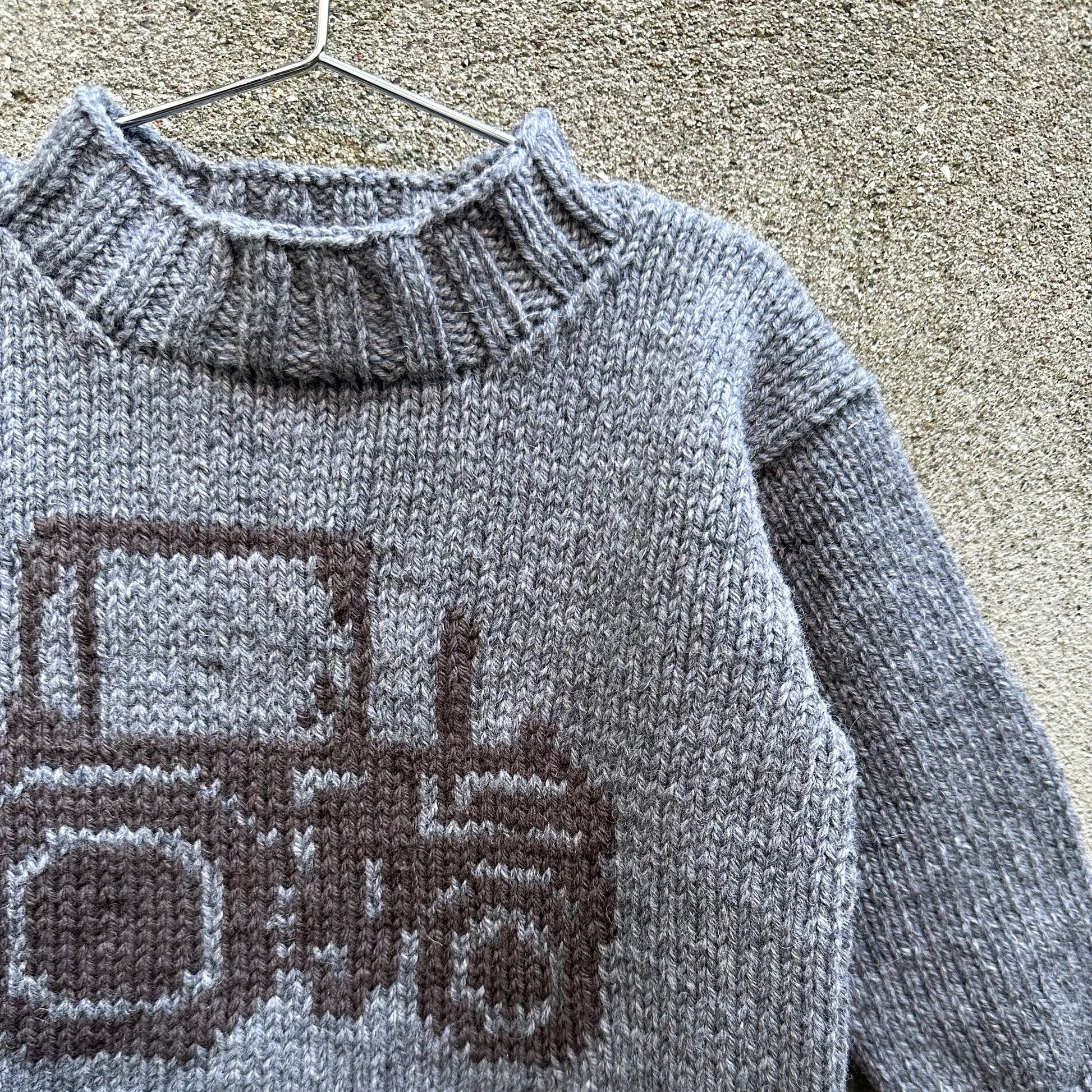 Kuvassa on Knitting for Olive (KFO) Tractor Sweater -neuleohje (pattern).