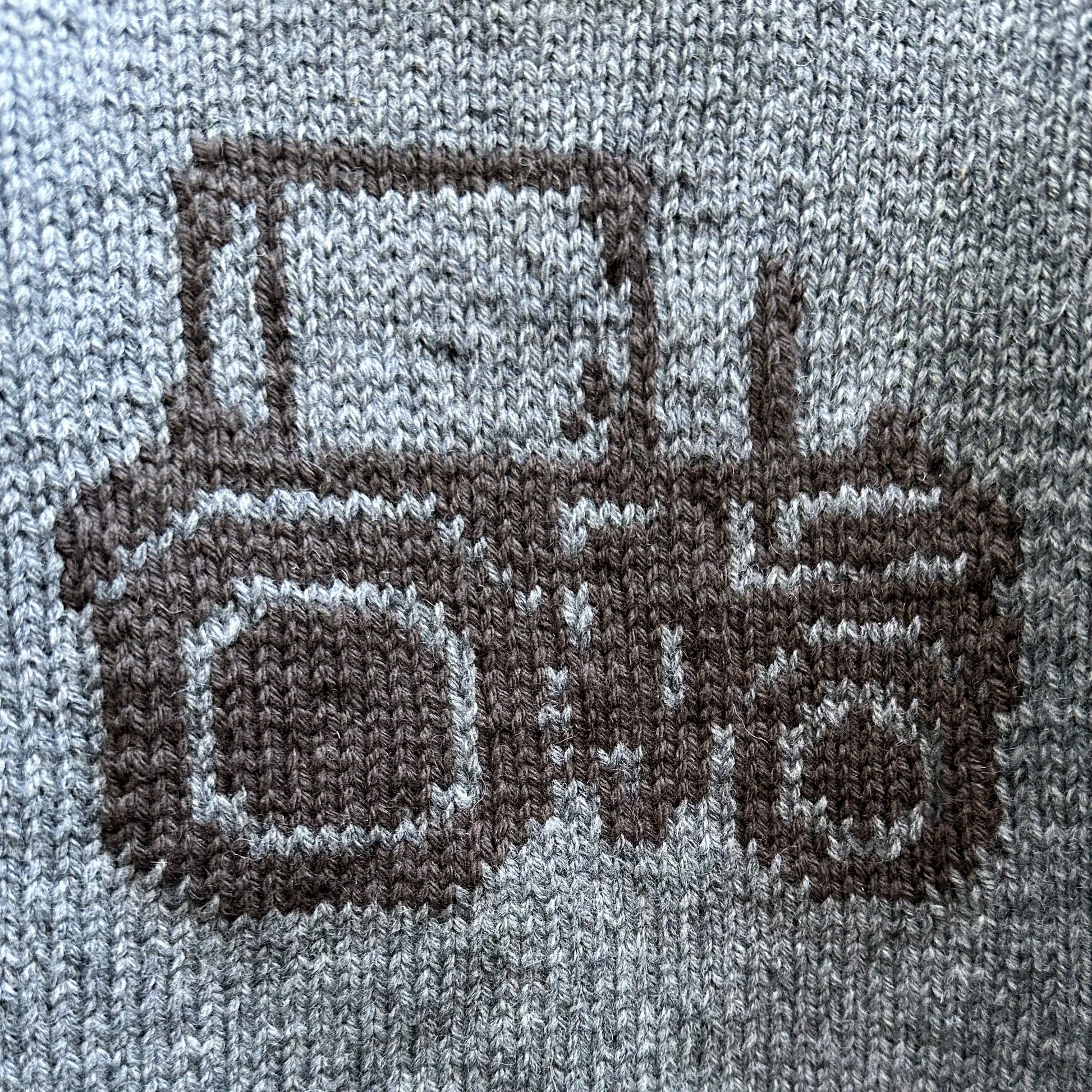 Kuvassa on Knitting for Olive (KFO) Tractor Sweater -neuleohje (pattern).