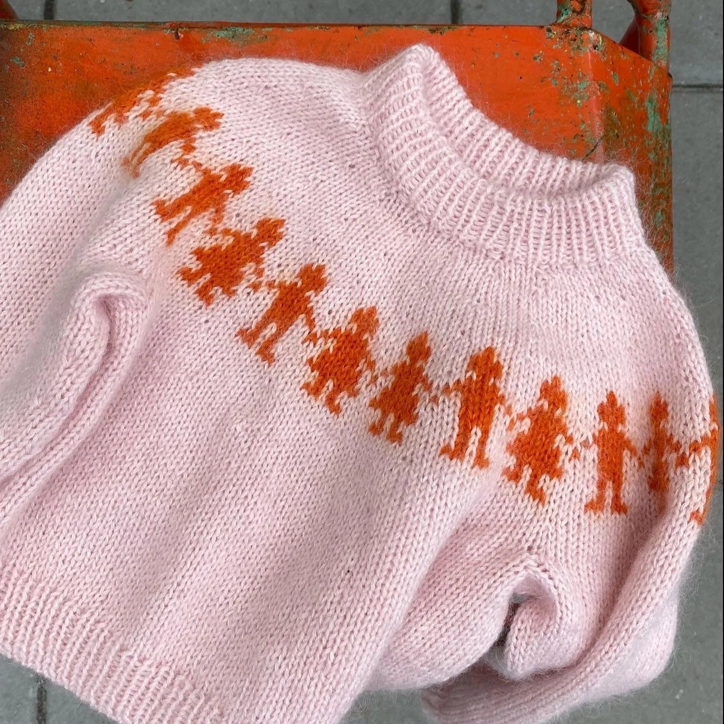 Kuvassa on Knitting for Olive (KFO) Unicef Sweater Kids -neuleohje (pattern).