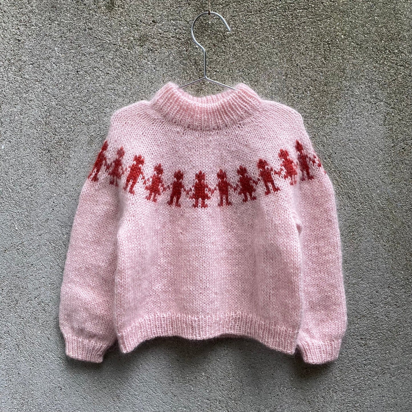 Kuvassa on Knitting for Olive (KFO) Unicef Sweater Kids -neuleohje (pattern).