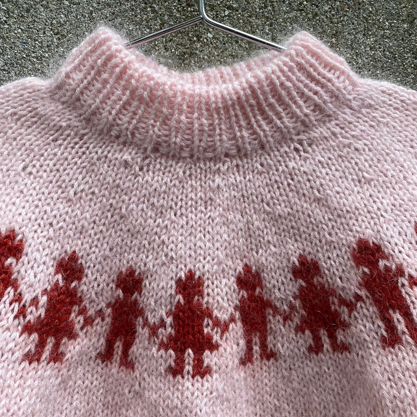 Kuvassa on Knitting for Olive (KFO) Unicef Sweater Kids -neuleohje (pattern).