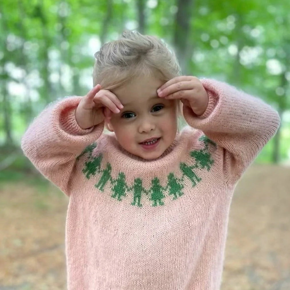 Kuvassa on Knitting for Olive (KFO) Unicef Sweater Kids -neuleohje (pattern).