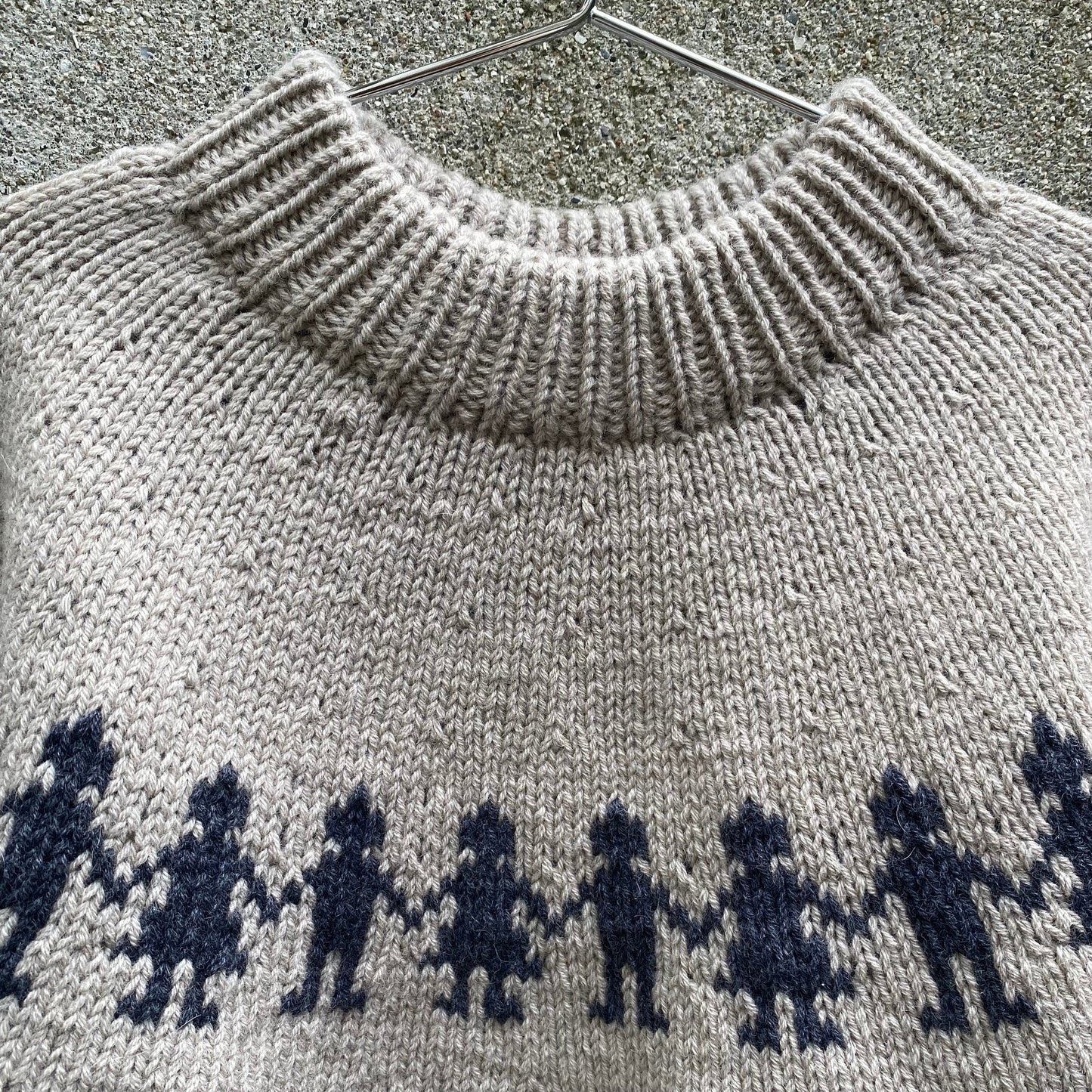 Kuvassa on Knitting for Olive (KFO) Unicef Sweater Kids -neuleohje (pattern).