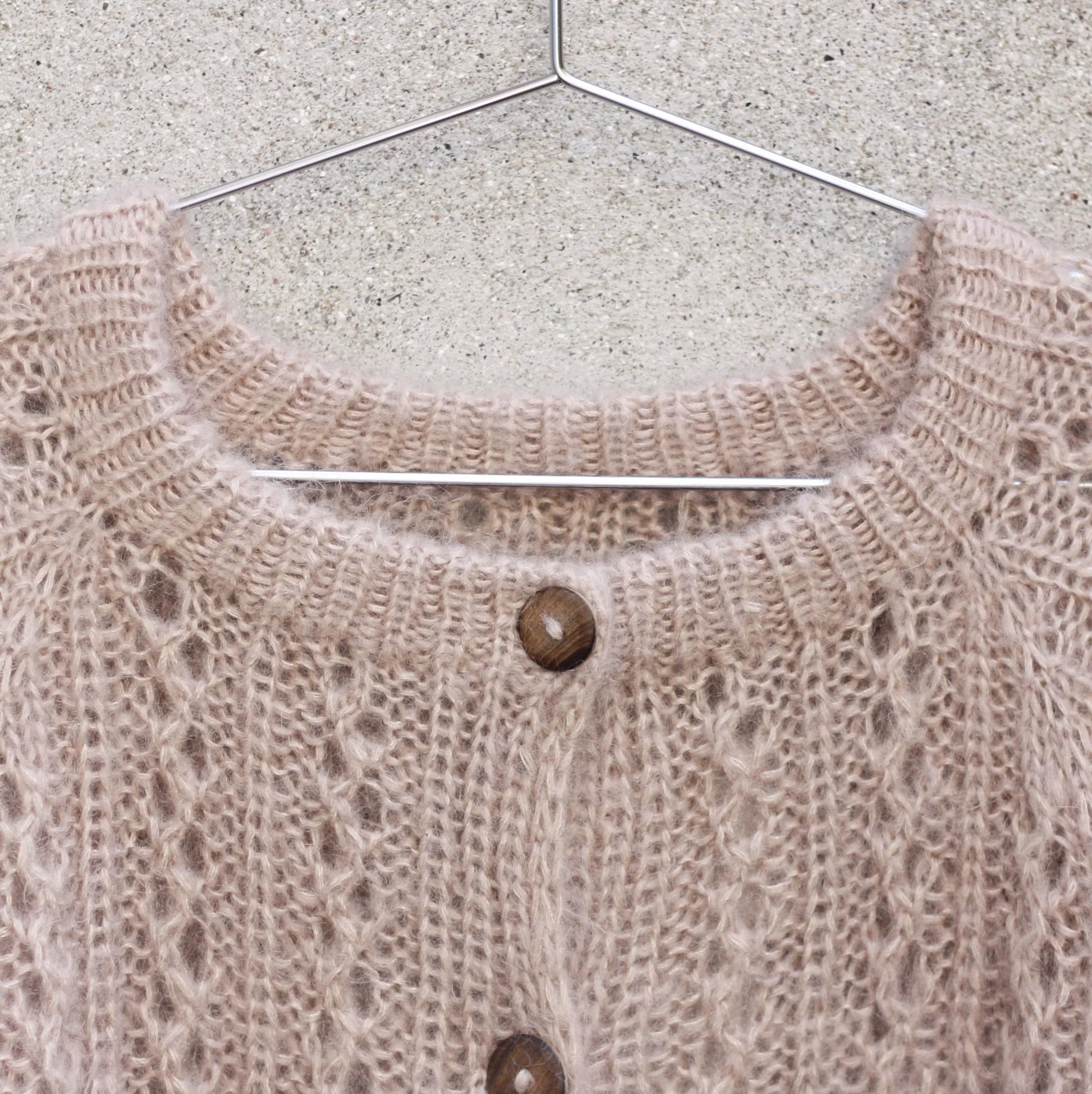 Kuvassa on Knitting for Olive (KFO) Waffle Cardigan -neuleohje (pattern).