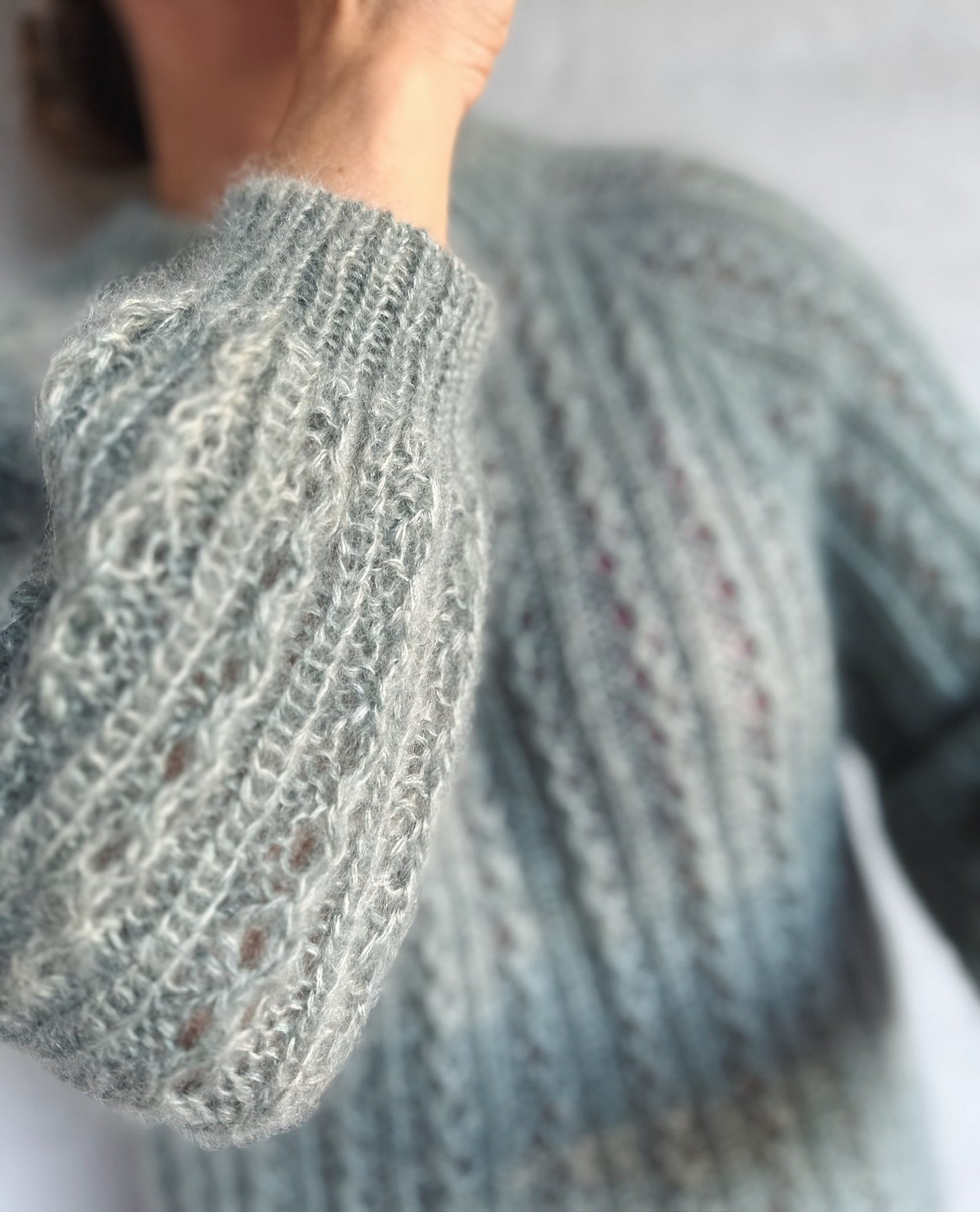 Kuvassa on Knitting for Olive (KFO) Waffle Sweater -neuleohje (pattern).