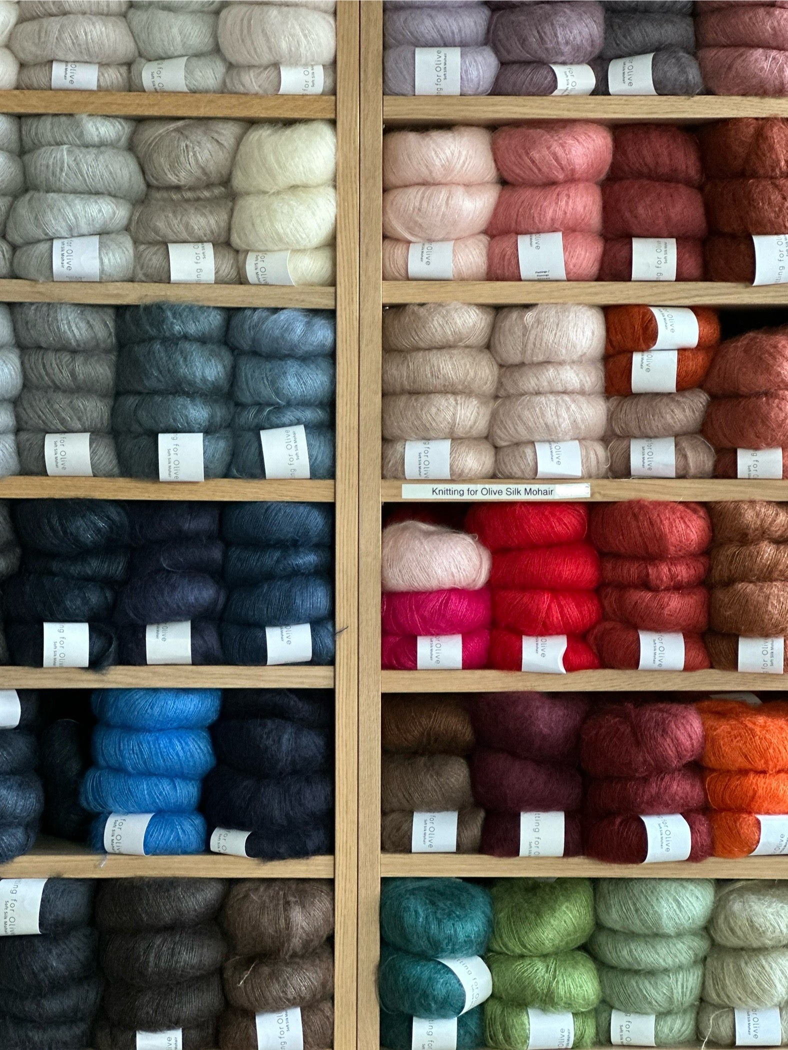 Kuvassa on Knitting for Olive Soft Silk Mohair -lankoja eri väreissä.
