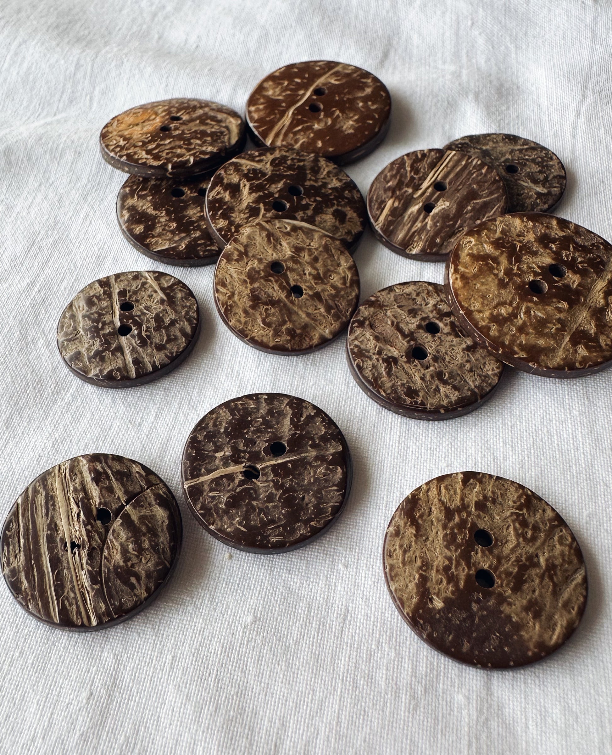 Kuvassa on ruskeita kookosnappeja (button).