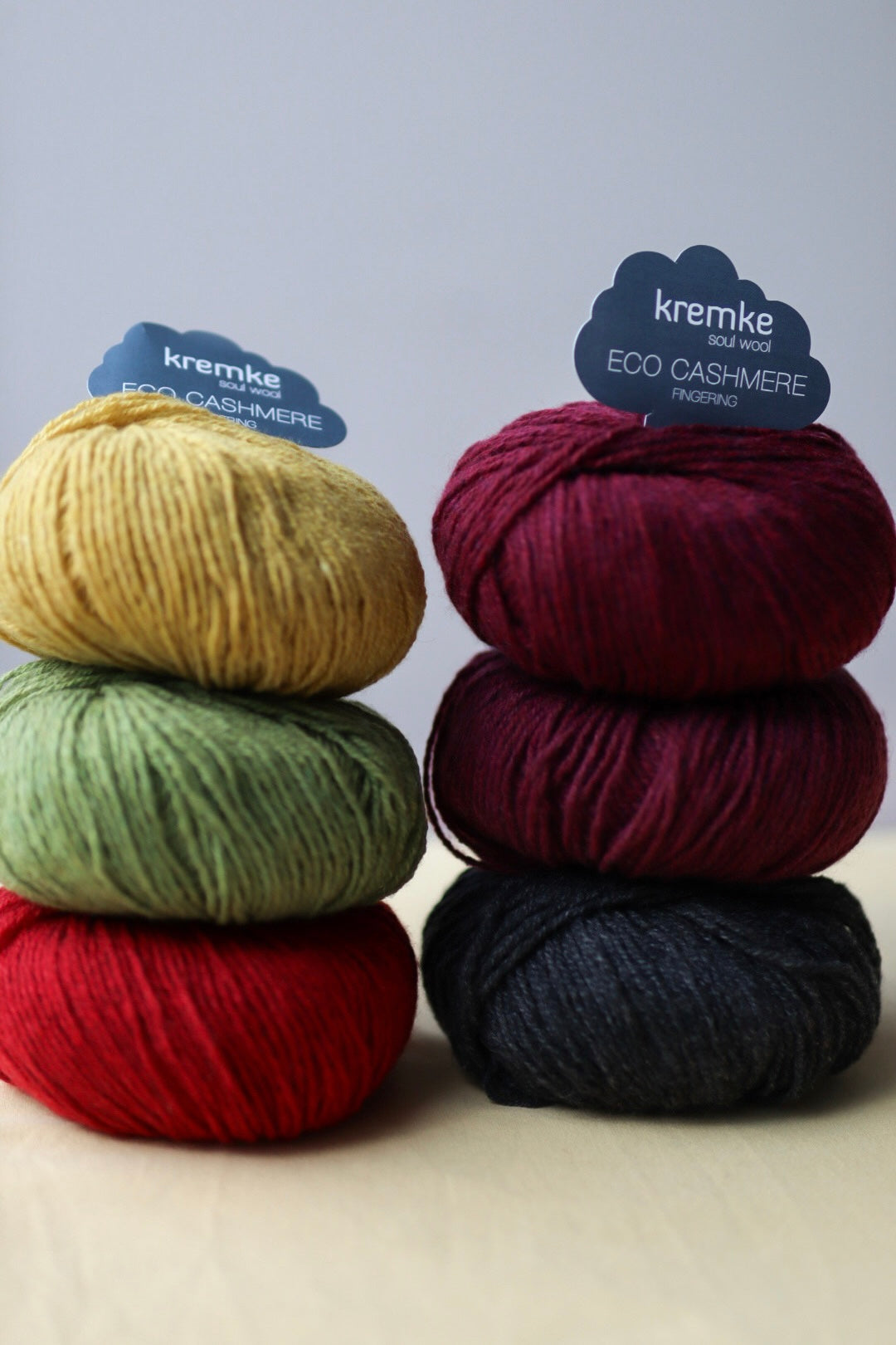 Kuvassa on Kremke Soul Wool Eco Cashmere Fingering -lankoja.