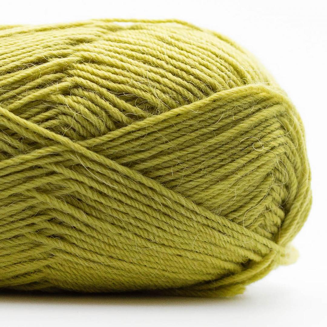 Kuvassa on Kremke Edelweiss Alpaca 4 ply 25g -lanka värissä Lime.