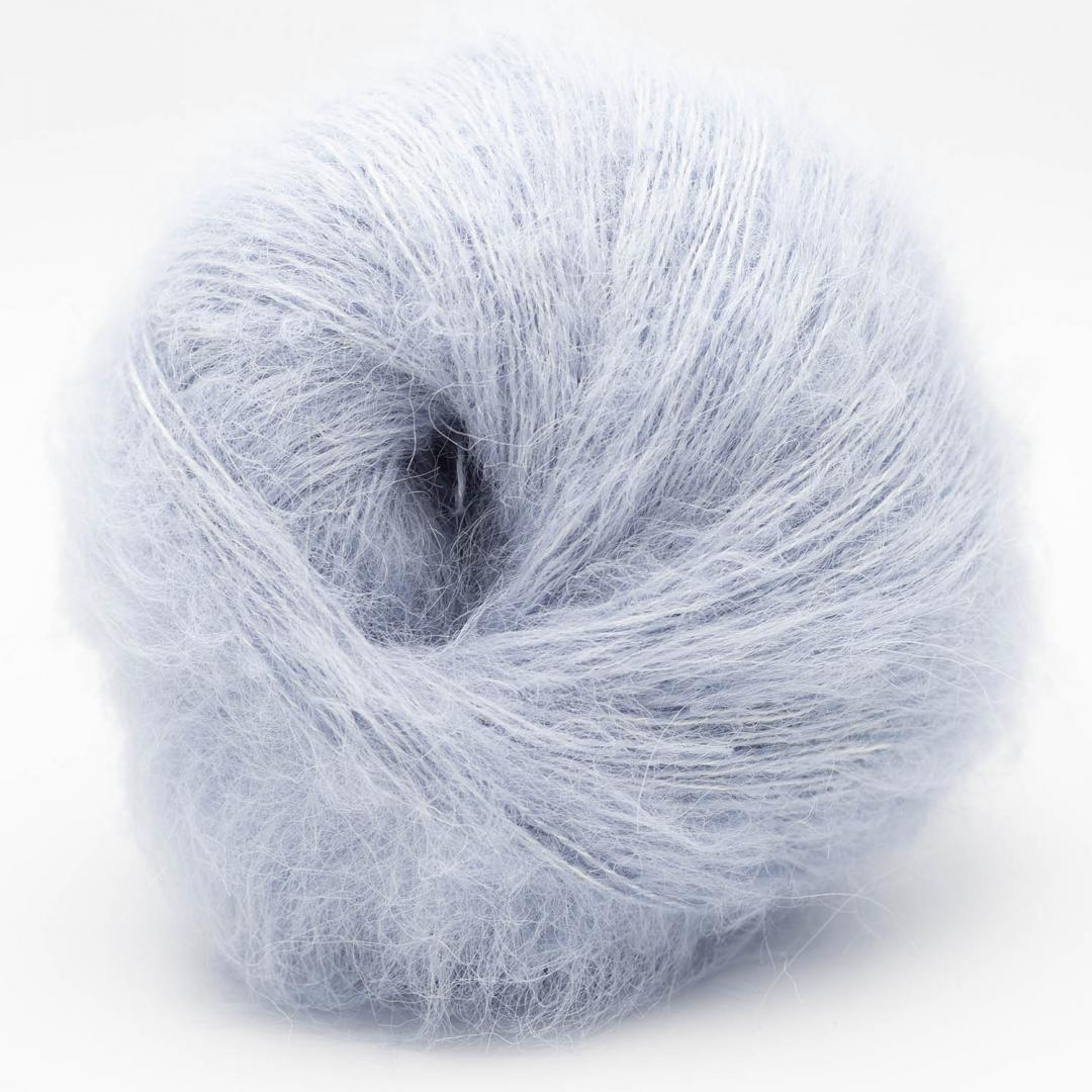 Kuvassa on Kremke Soul Wool Baby Silk Fluffy -lanka värissä Baby Blue.