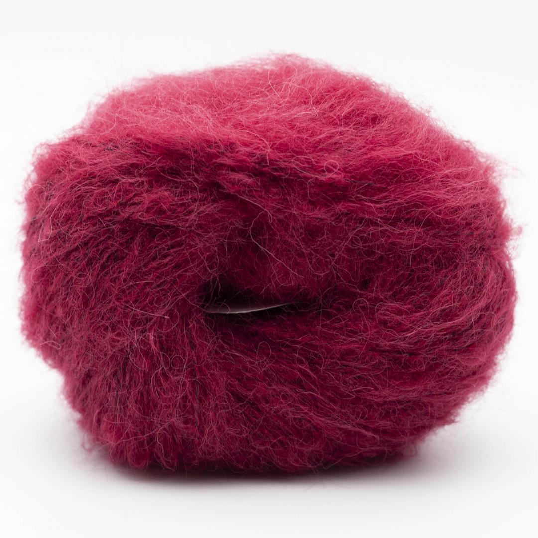 Kuvassa on Kremke Soul Wool Baby Silk Fluffy -lanka värissä Cherry.