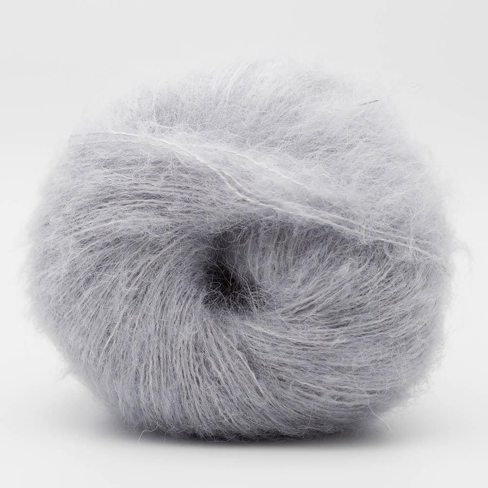 Kuvassa on Kremke Soul Wool Baby Silk Fluffy -lanka värissä Light Grey.