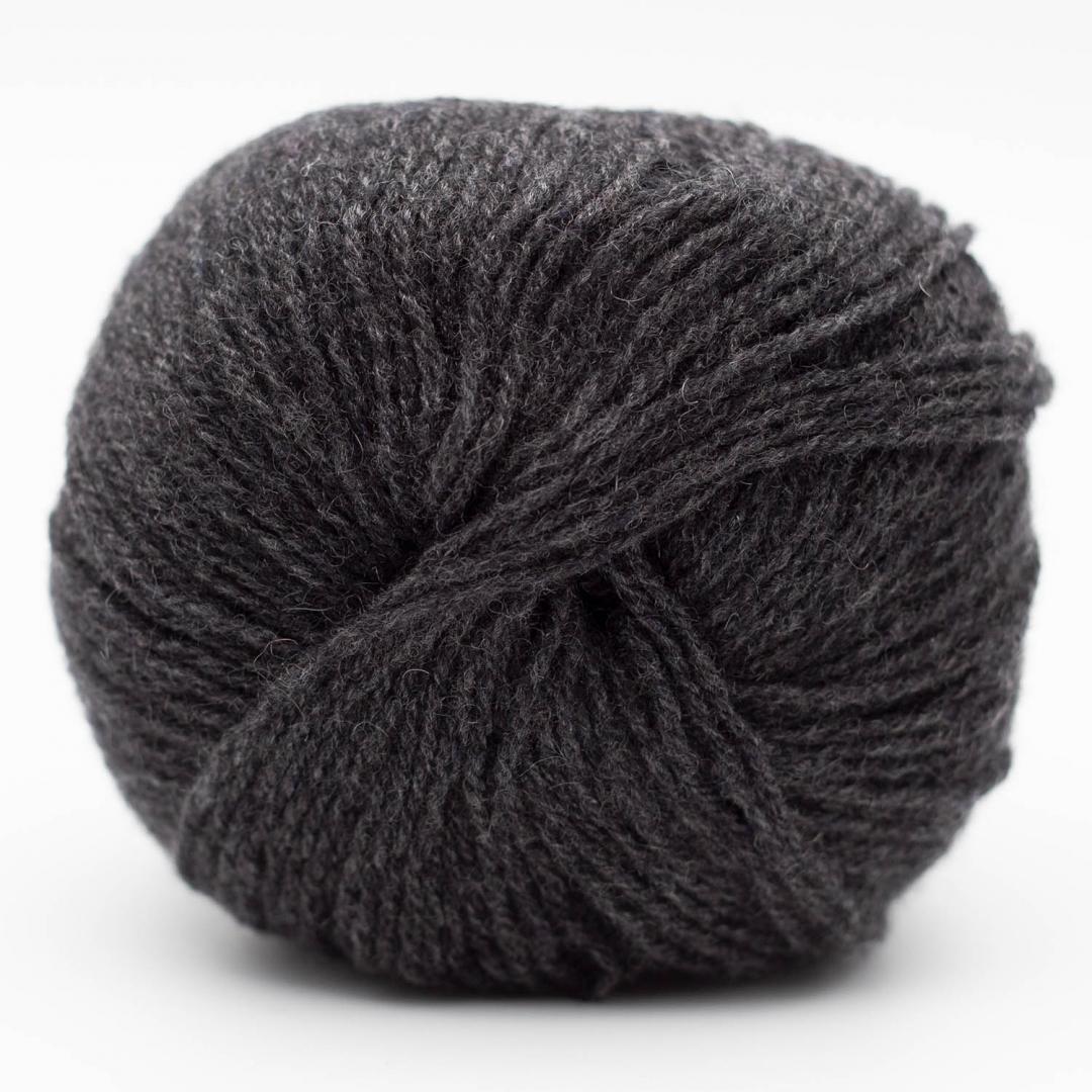 Kuvassa on Kremke Soul Wool Eco Cashmere Fingering -lanka värissä Anthracite.