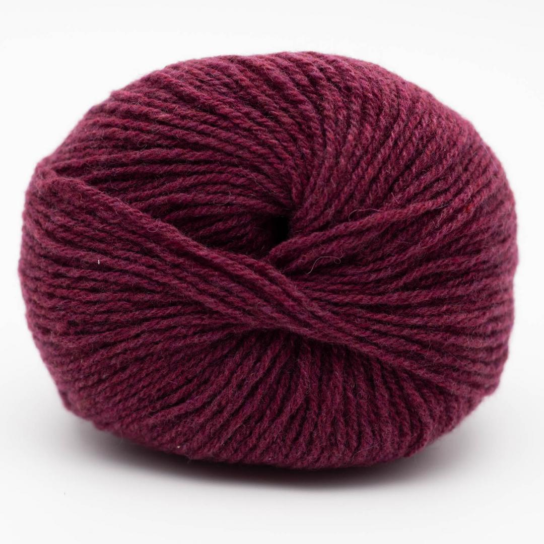 Kuvassa on Kremke Soul Wool Eco Cashmere Fingering -lanka värissä Bordeaux red.