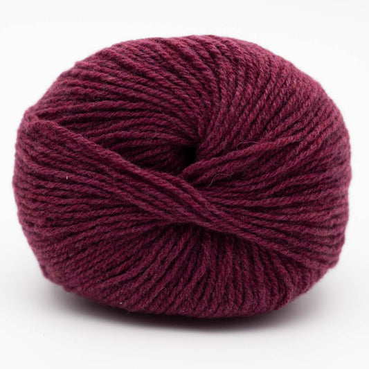 Kuvassa on Kremke Soul Wool Eco Cashmere Fingering -lanka värissä Bordeaux red.