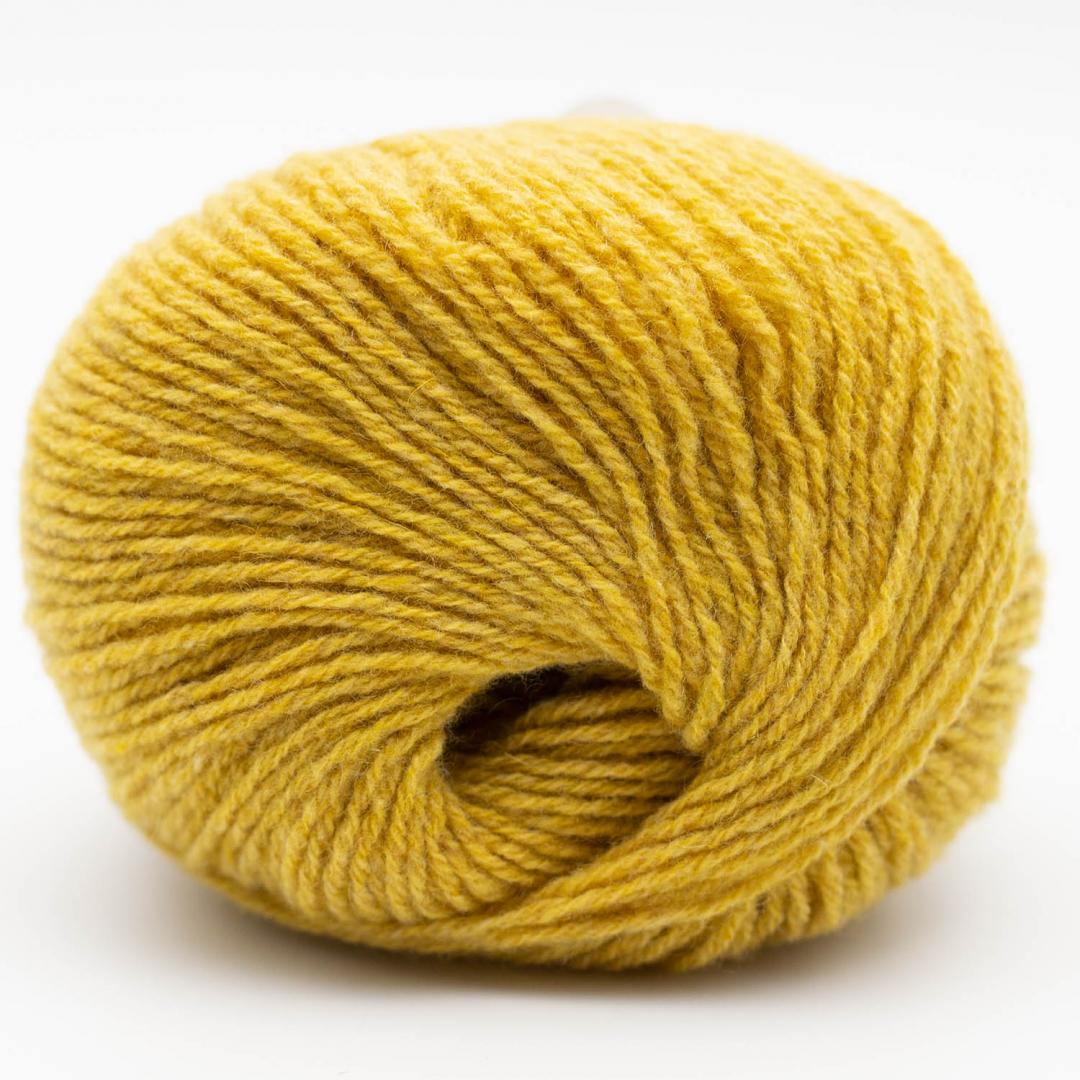 Kuvassa on Kremke Soul Wool Eco Cashmere Fingering -lanka värissä Brass.