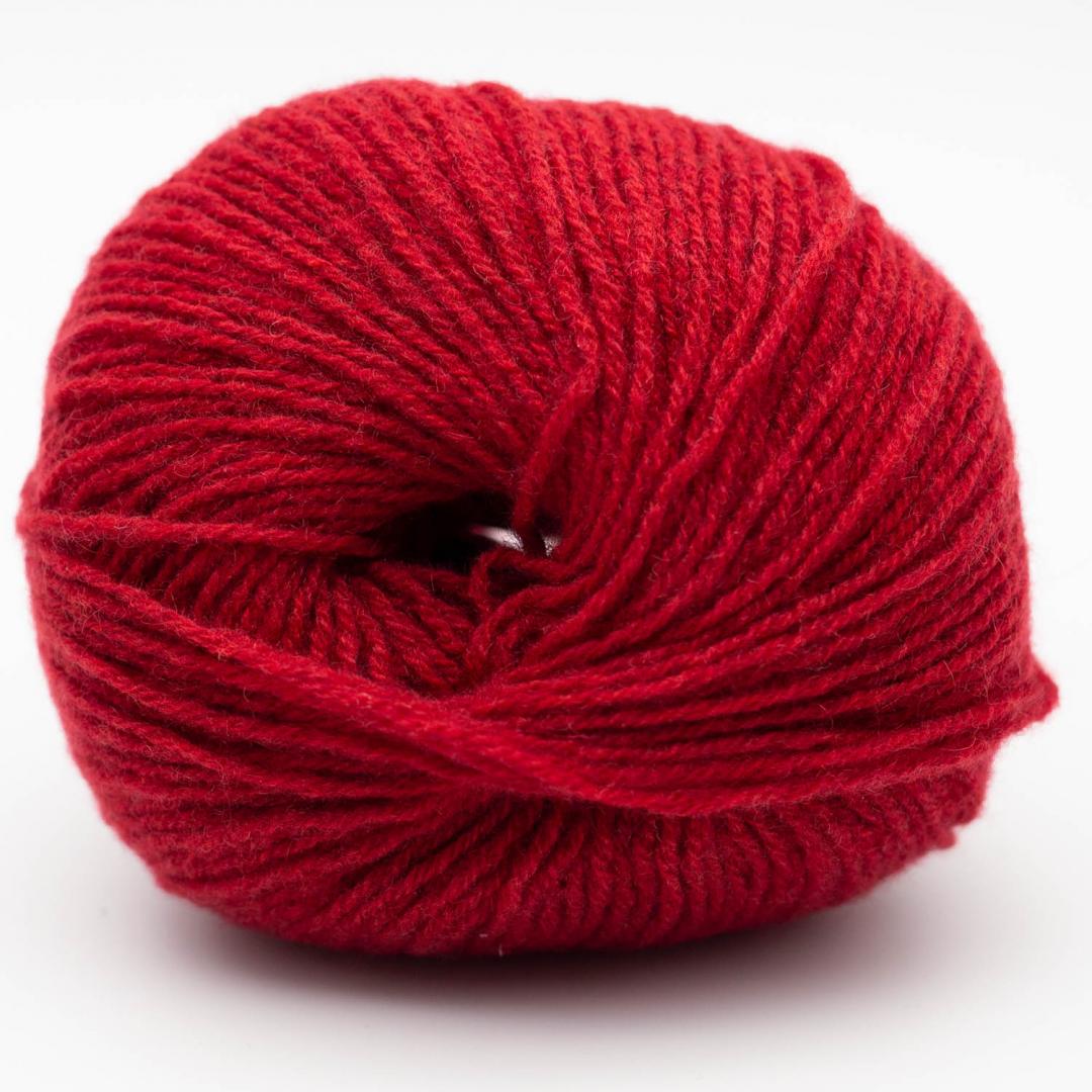 Kuvassa on Kremke Soul Wool Eco Cashmere Fingering -lanka värissä Cherry red.