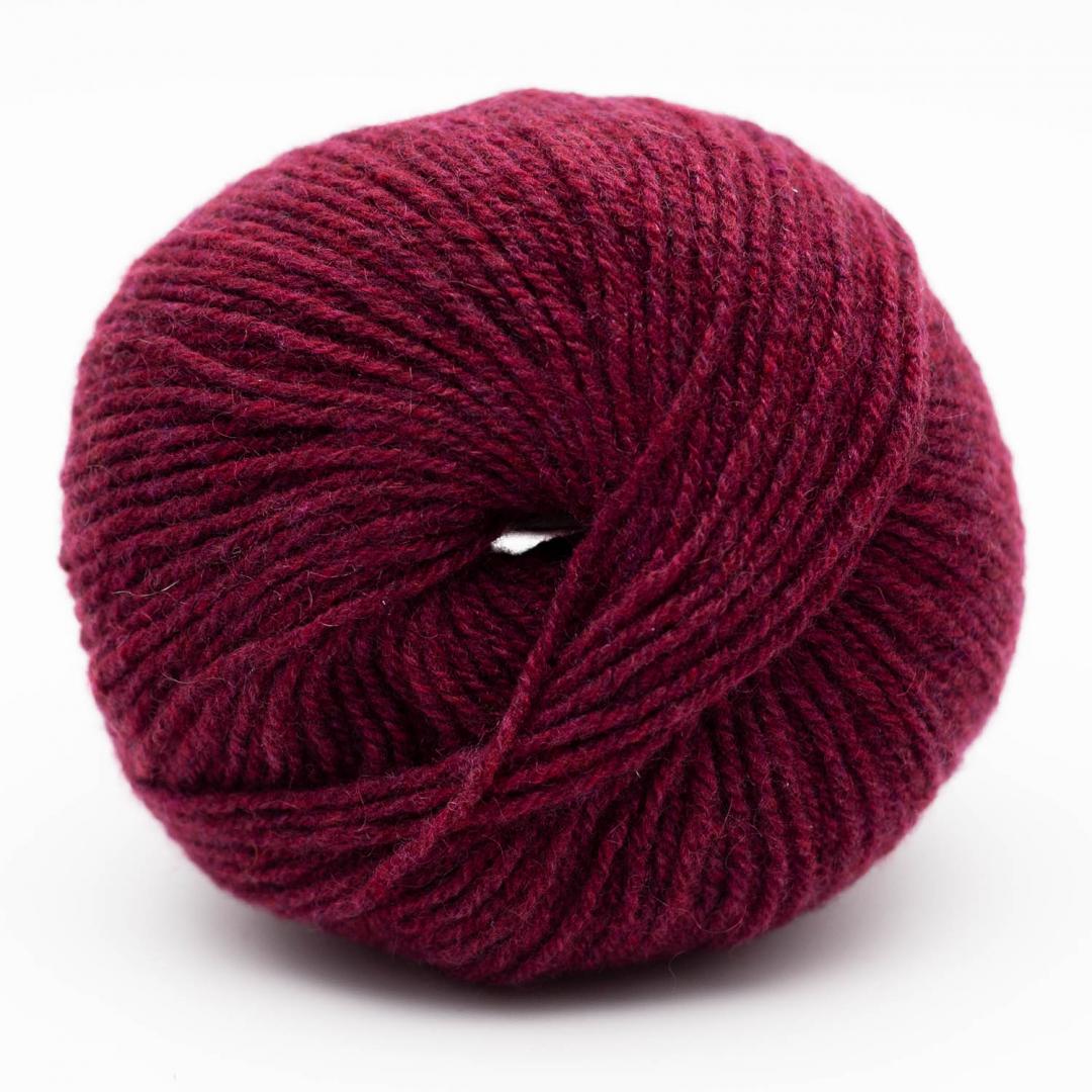 Kuvassa on Kremke Soul Wool Eco Cashmere Fingering -lanka värissä Clematis.