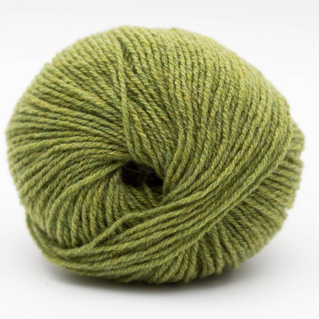 Kuvassa on Kremke Soul Wool Eco Cashmere Fingering -lanka värissä Grass Green.