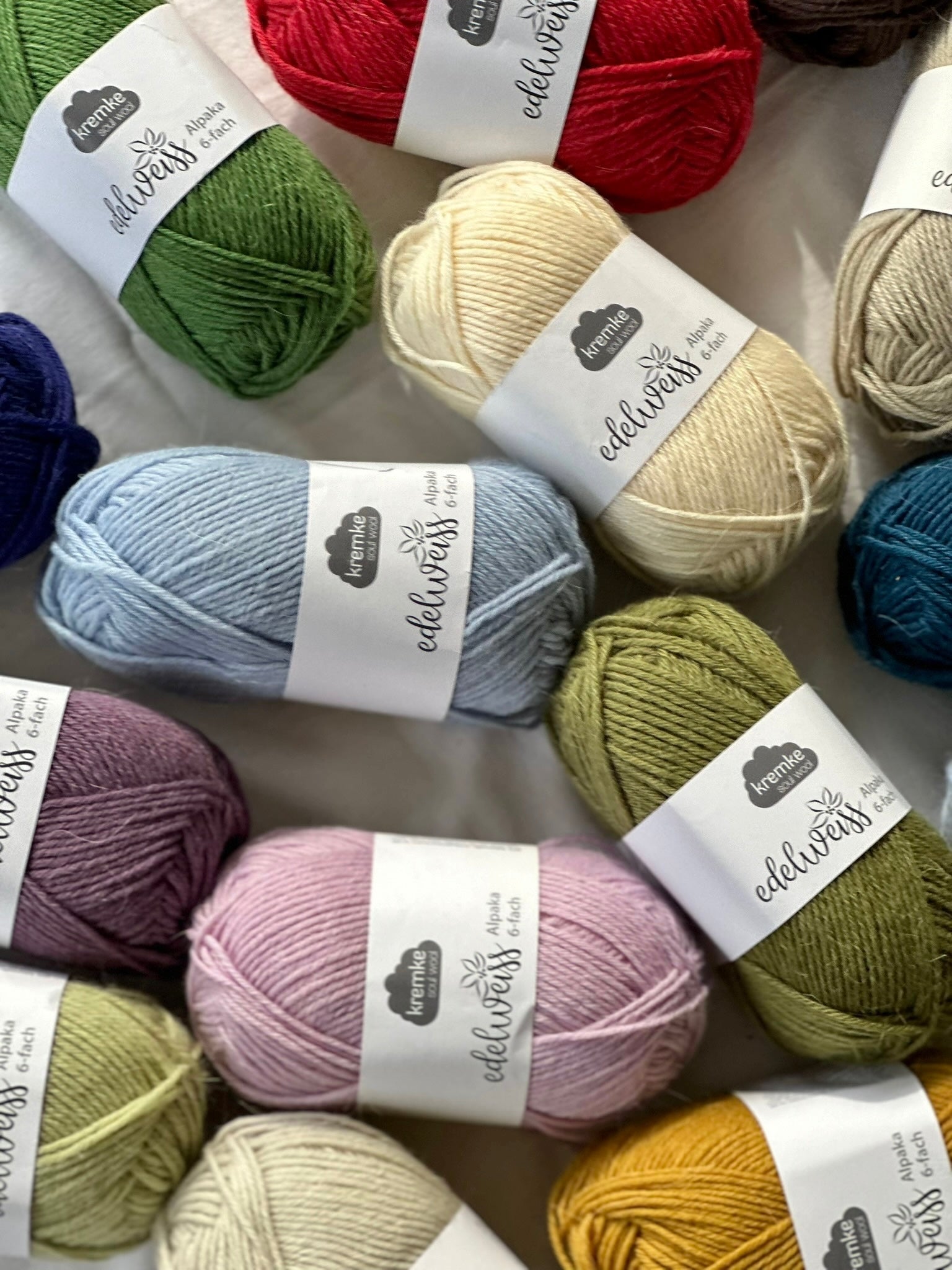 Kuvassa on Kremke Soul Wool Edelweiss Alpaca 6 ply -lankoja.