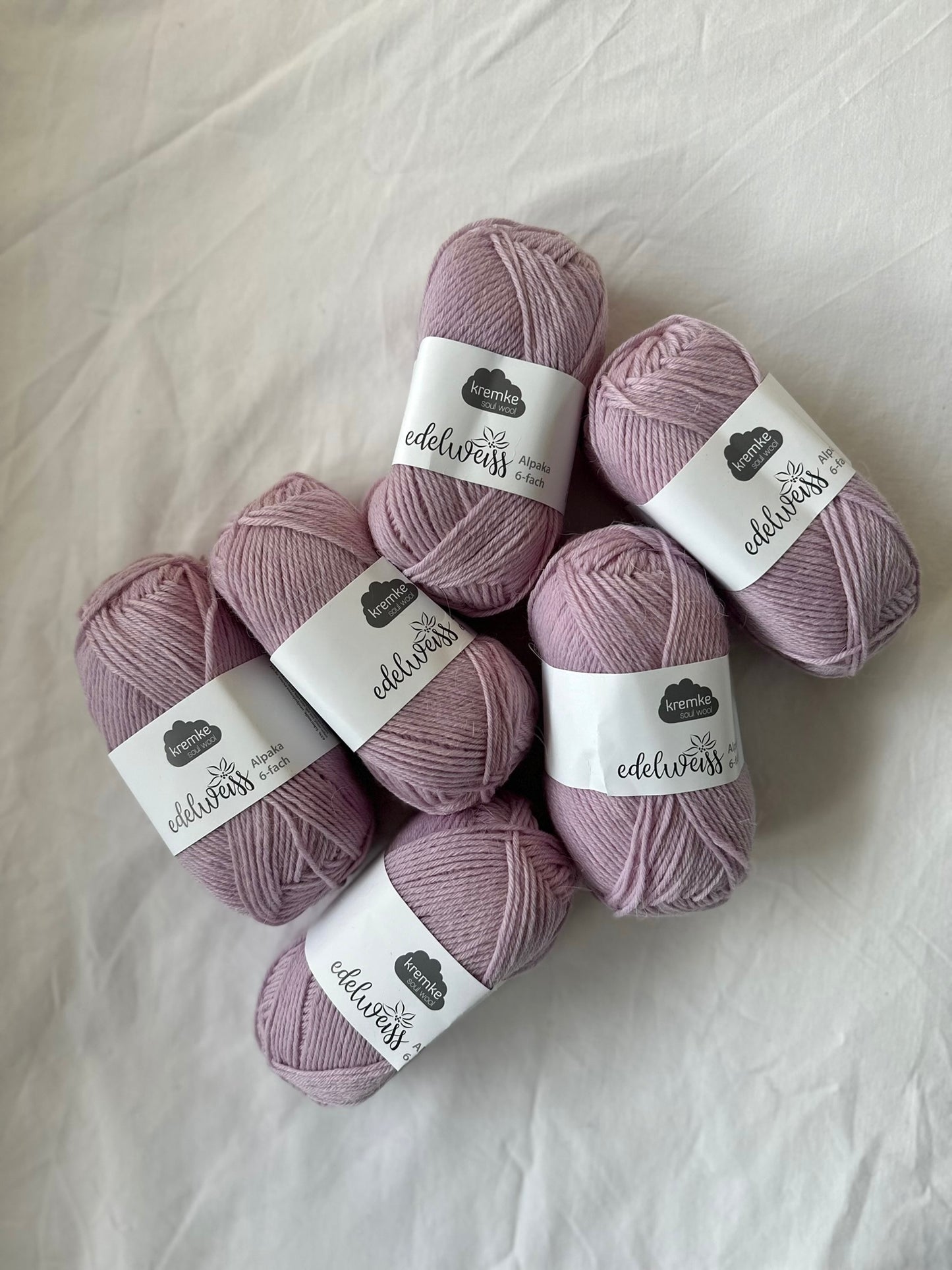 Kuvassa on Kremke Soul Wool Edelweiss Alpaca 6 ply -lankoja.