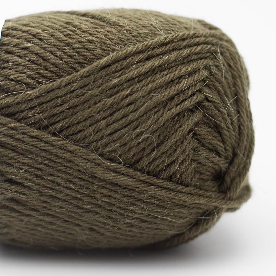 Kuvassa on Kremke Soul Wool Edelweiss Alpaca Classic 6 ply -lanka värissä Tummanoliivi.