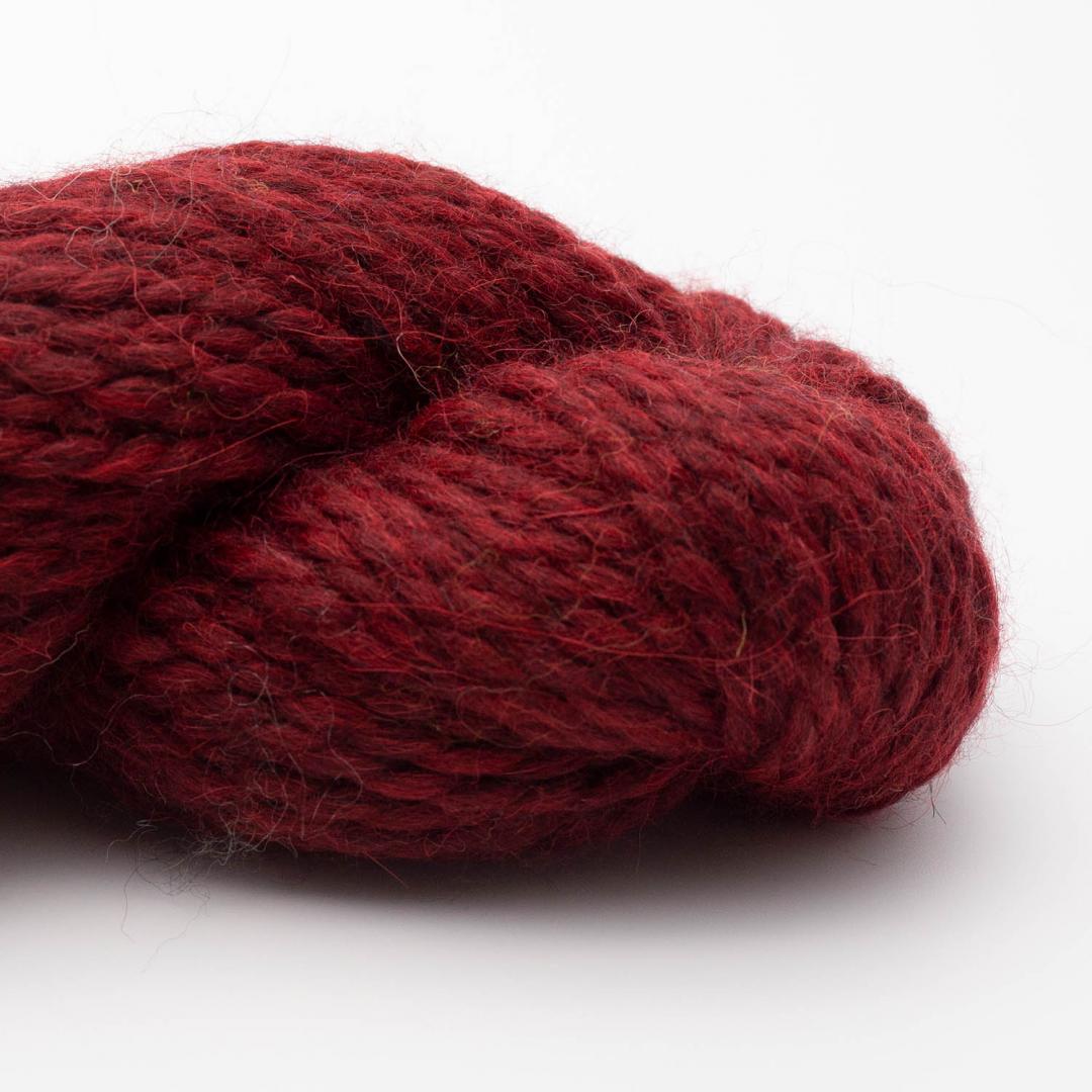 Kuvassa on Kremke Soul Wool Llama Soft -lanka värissä Deep Red Melange.