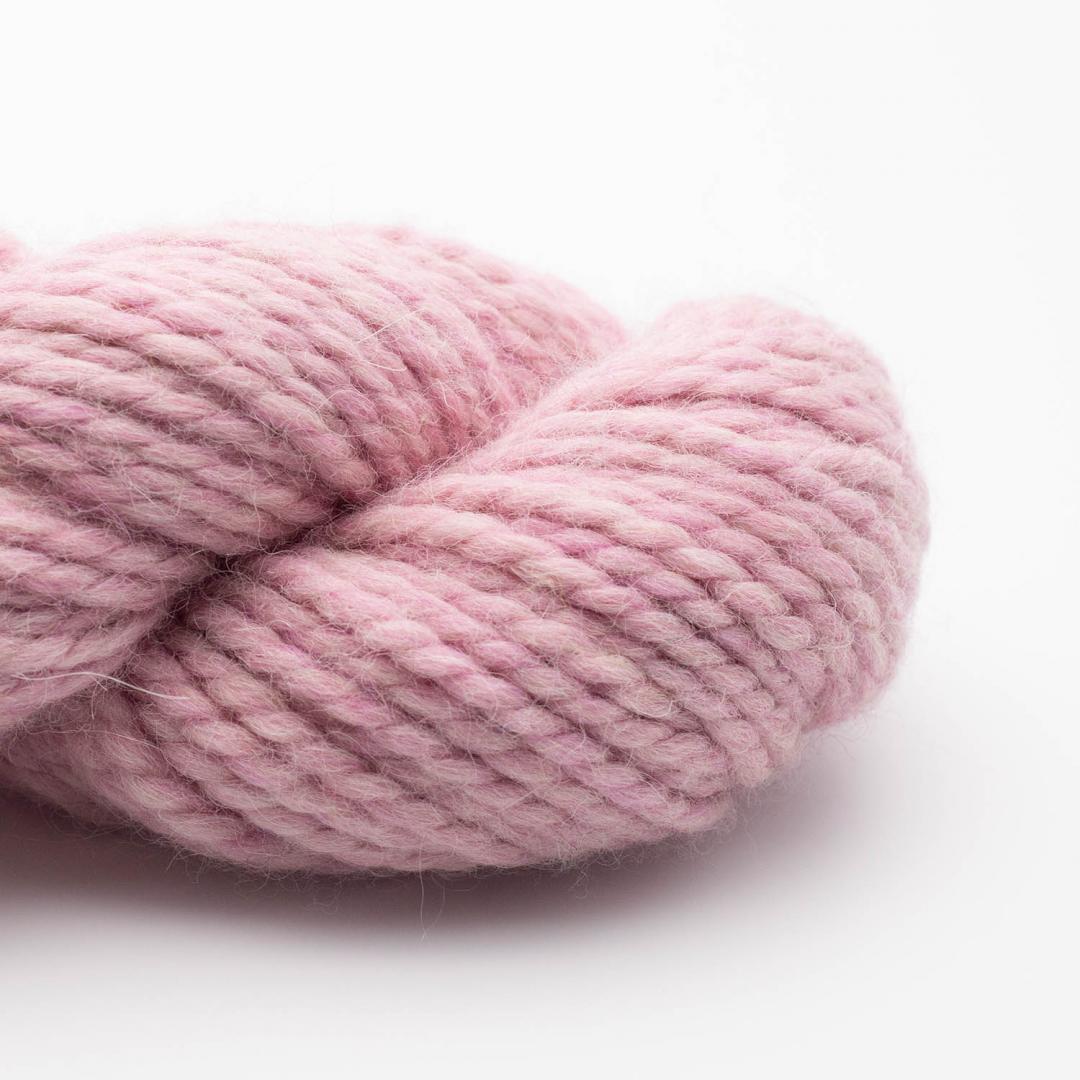 Kuvassa on Kremke Soul Wool Llama Soft -lanka värissä Dusty Pink Melange.