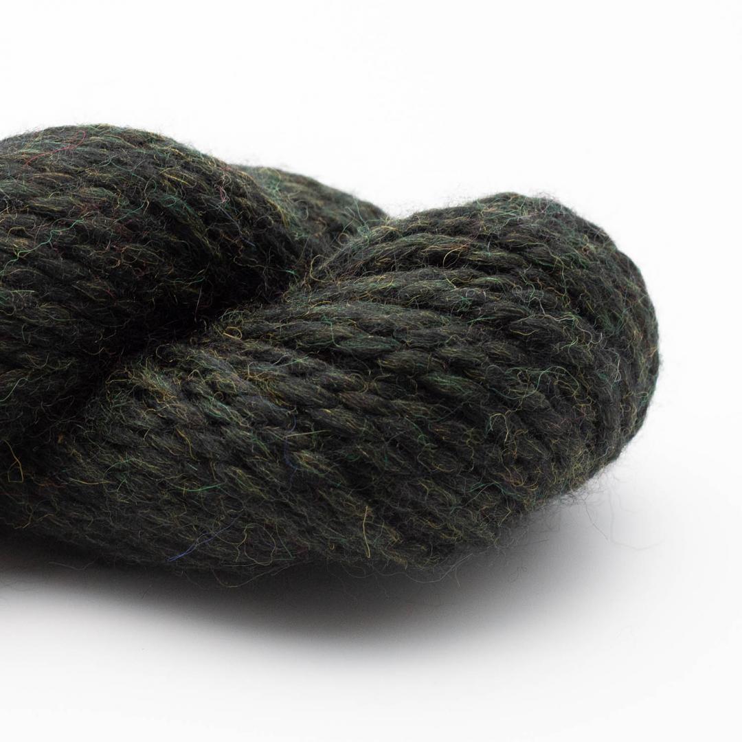 Kuvassa on Kremke Soul Wool Llama Soft -lanka värissä Forest Green Melange.