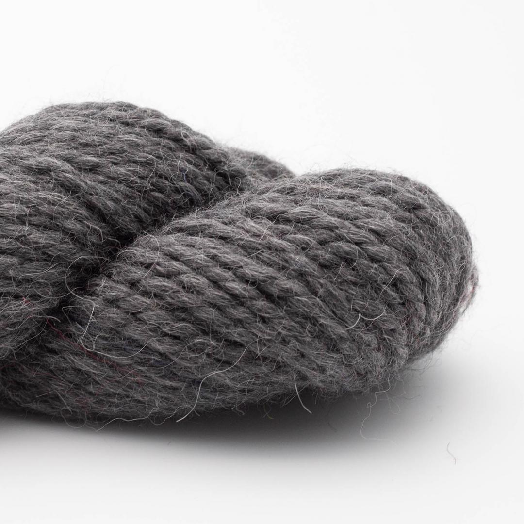 Kuvassa on Kremke Soul Wool Llama Soft -lanka värissä Grey Melange.