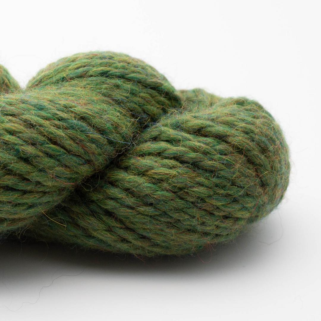 Kuvassa on Kremke Soul Wool Llama Soft -lanka värissä Meadow Green Melange.