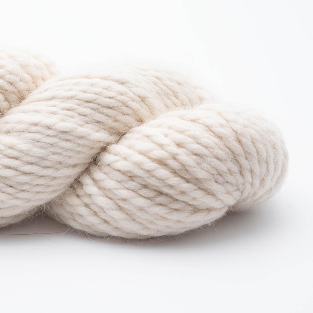 Kuvassa on Kremke Soul Wool Llama Soft -lanka värissä Natural White.