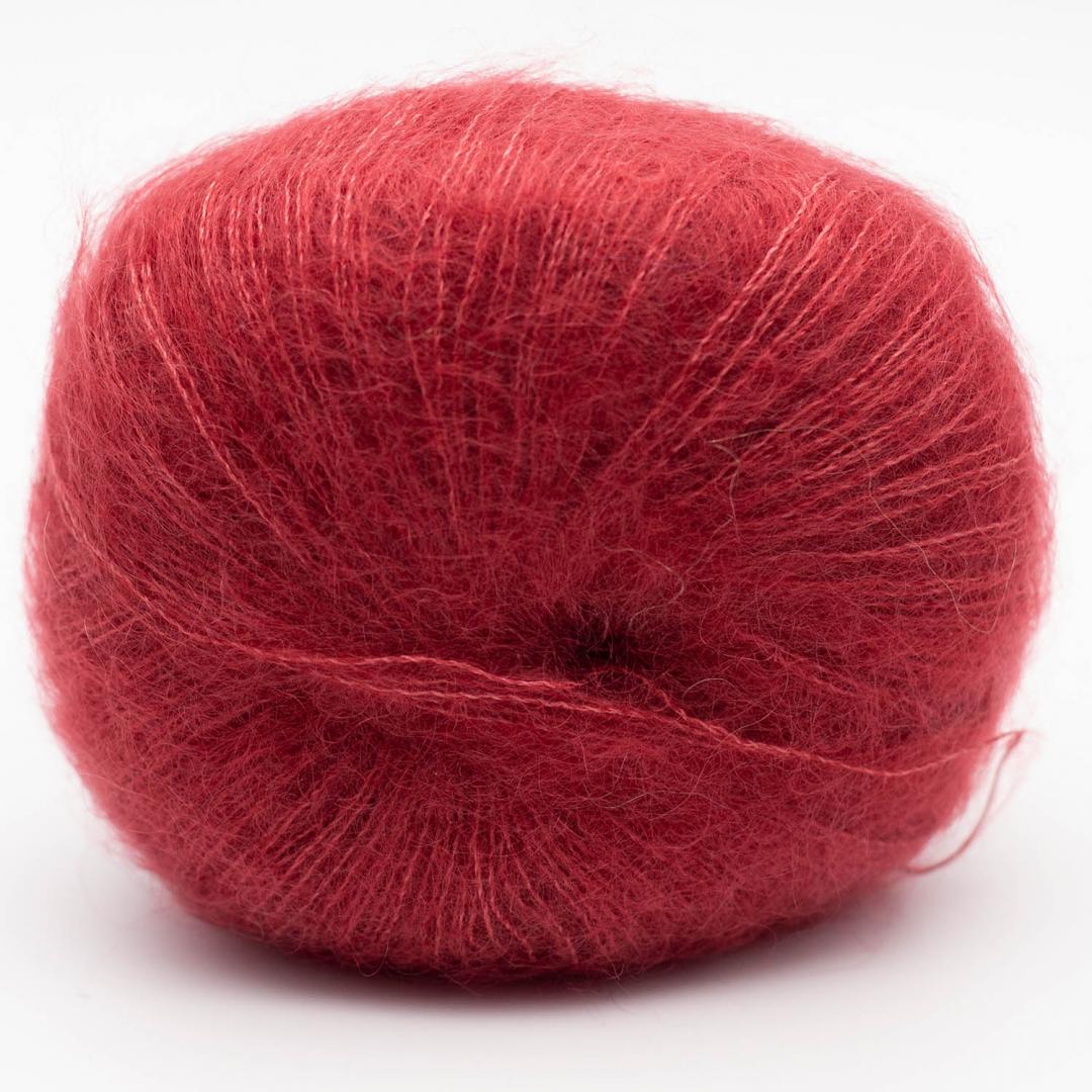 Kuvassa on Kremke Soul Wool Silky Kid RMS -lanka värissä Kardinaalinpunainen.