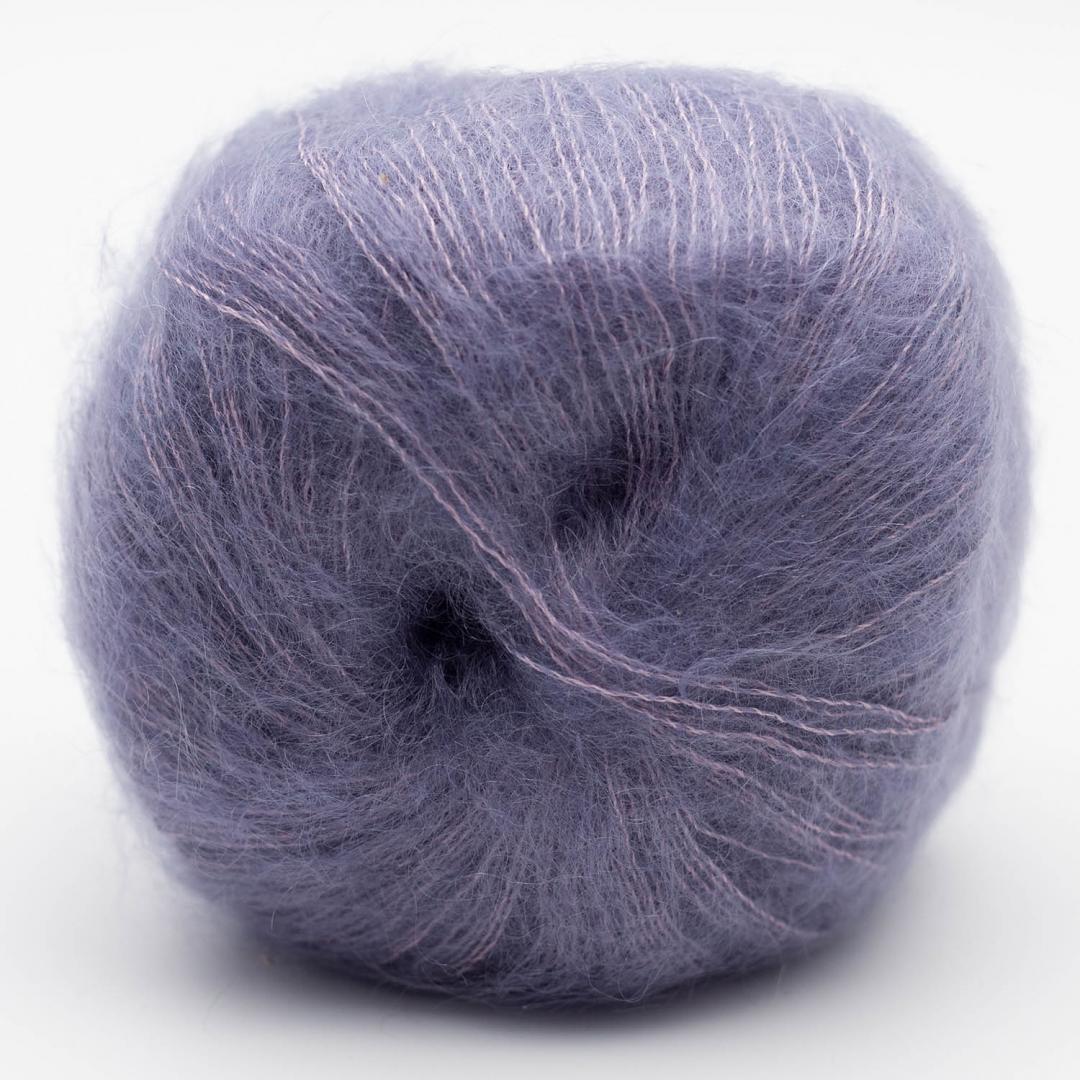 Kuvassa on Kremke Soul Wool Silky Kid RMS -lanka värissä Purppuranharmaa.