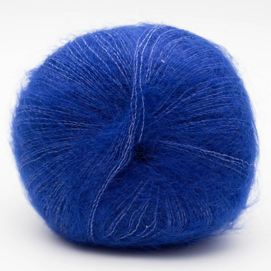 Kuvassa on Kremke Soul Wool Silky Kid RMS -lanka värissä Royal Blue.