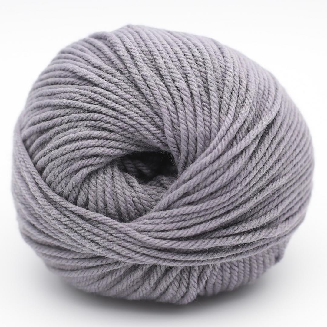 Kuvassa on Kremke Soul Wool The Merry Merino 110 GOTS  -lanka värissä Dark Grey.