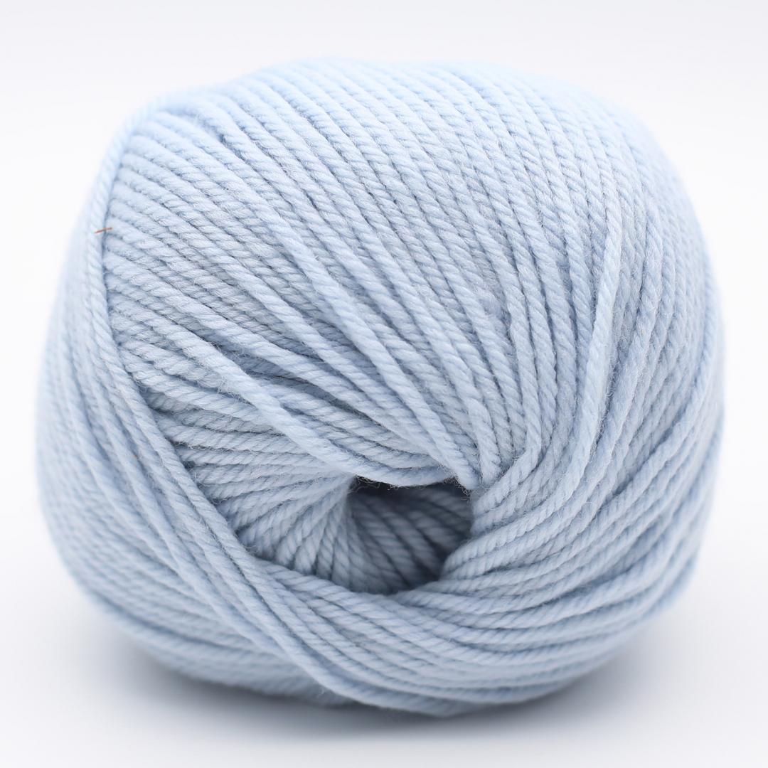 Kuvassa on Kremke Soul Wool The Merry Merino 110 GOTS -lanka värissä Baby Blue.