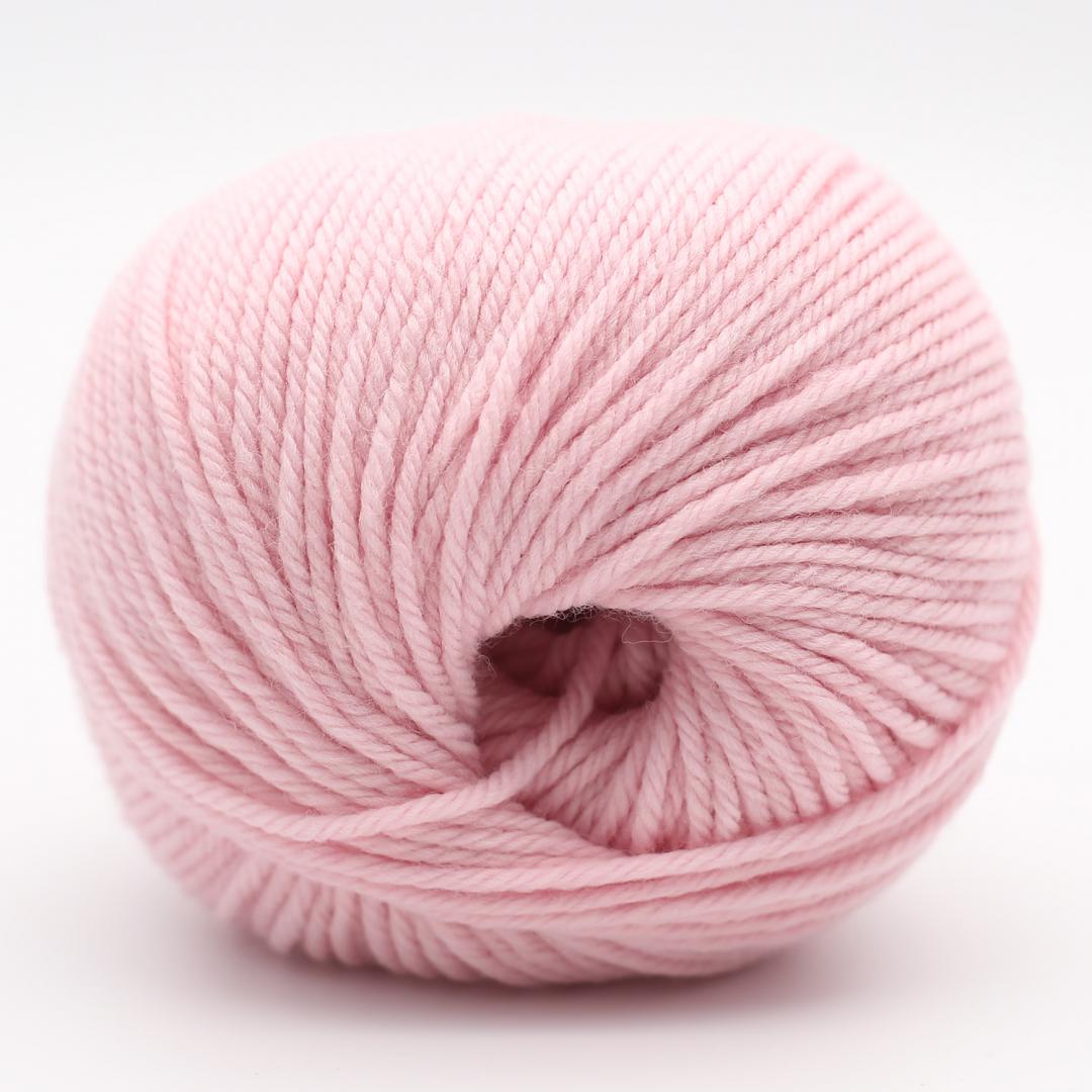 Kuvassa on Kremke Soul Wool The Merry Merino 110 GOTS -lanka värissä Baby Pink.